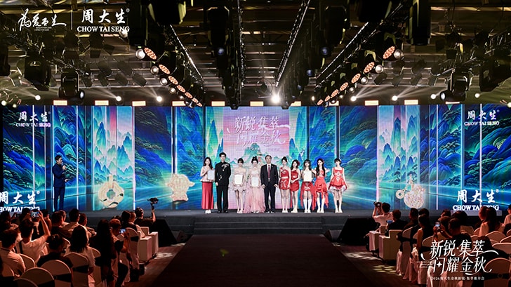 周大生珠宝董事长周宗文为颢鑫与yoyo、李丽欣、格格、SING女团等达人颁发星推官证书